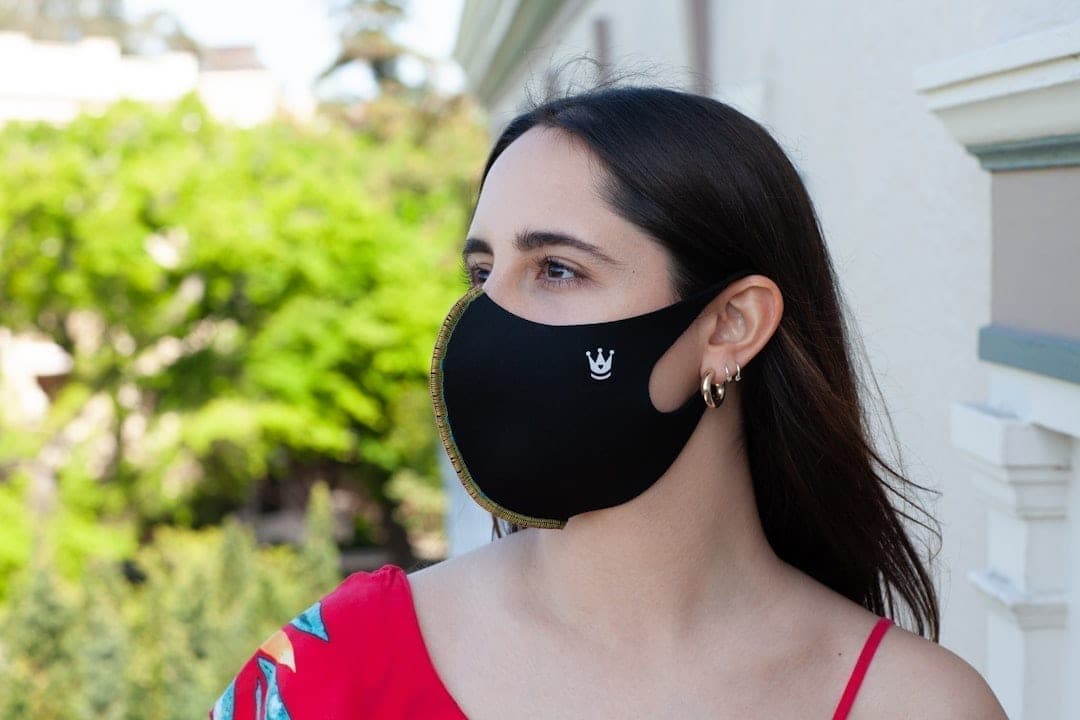 Person wearing a protective face mask in a city — a visible response to poor urban air quality