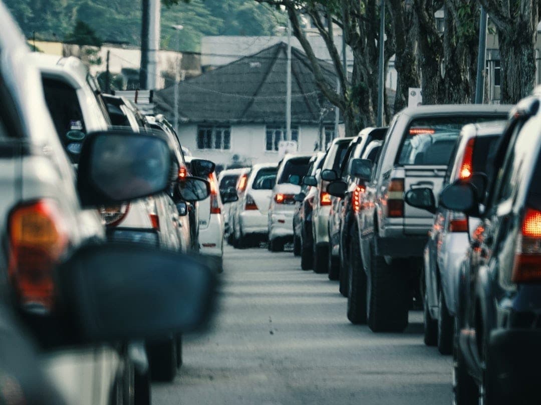 Tráfico denso en una carretera urbana — el transporte por carretera es la mayor fuente de emisiones de NOx en las ciudades del Reino Unido