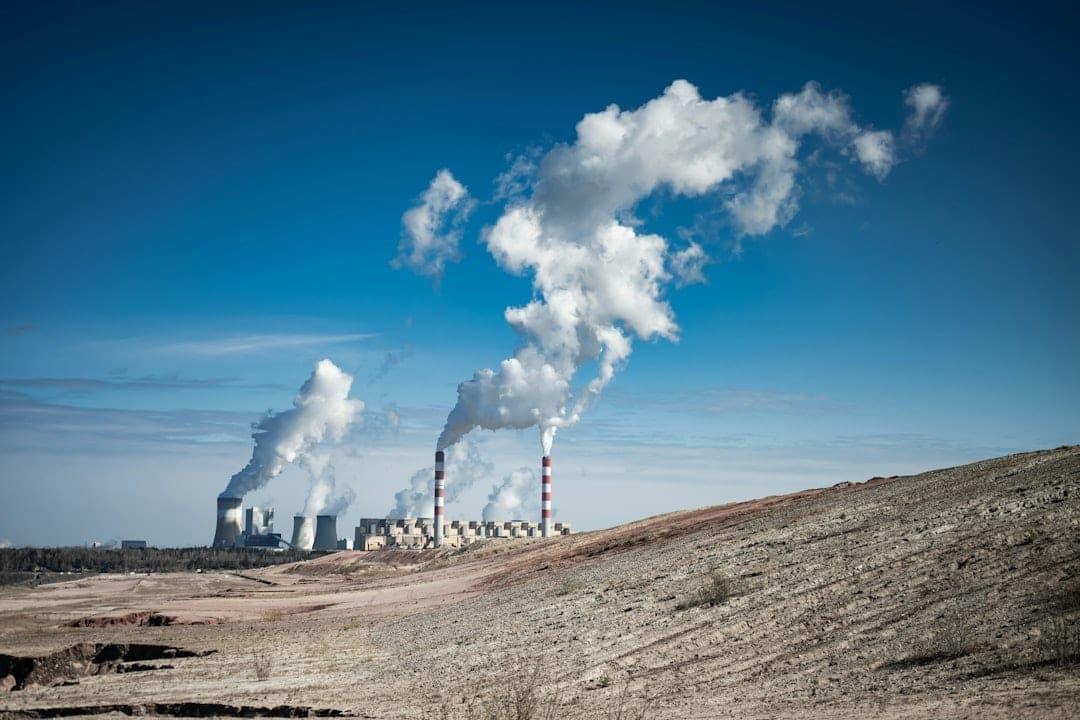 Centrale électrique émettant de la fumée depuis des cheminées industrielles