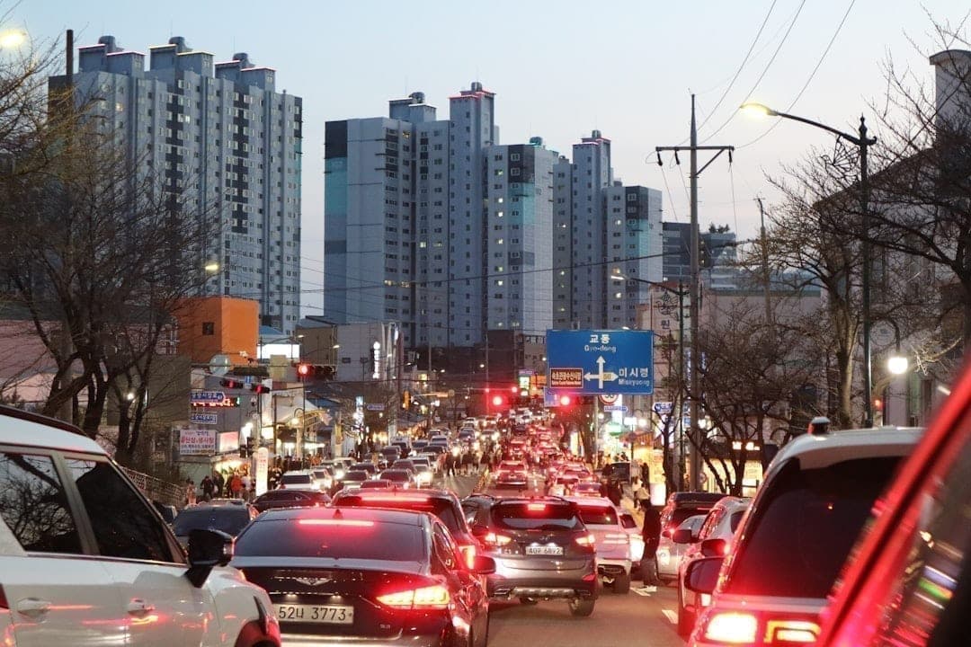 Embouteillage dans une rue animée au crépuscule, source majeure de pollution sonore urbaine