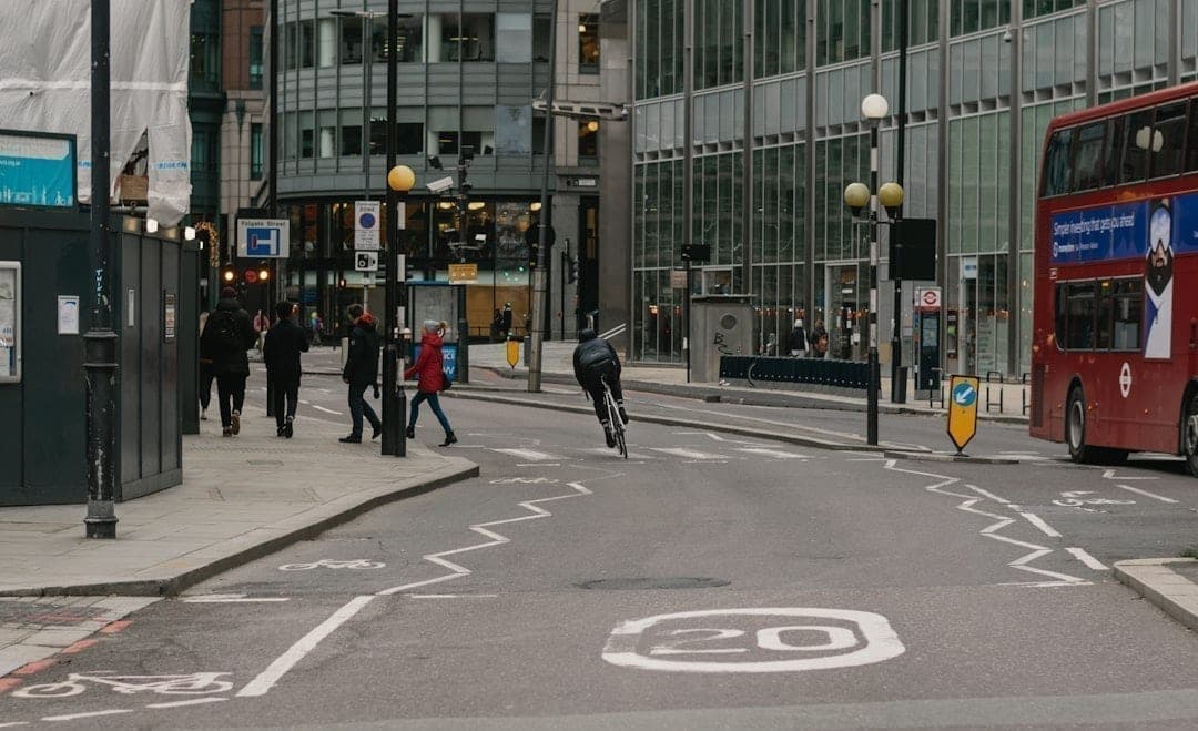 Peatones caminando por una calle transitada de London, donde las políticas de transporte más limpio y la monitorización de calidad del aire en tiempo real están mejorando la salud urbana