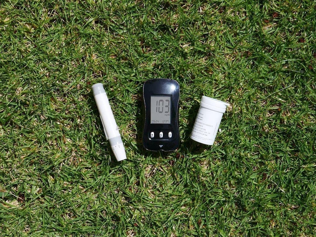 Capteur de qualité de l'air extérieur déployé dans un environnement de terrain vert