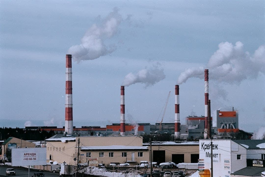 Usine chimique émettant des vapeurs, illustrant les sources industrielles de VOC nécessitant une surveillance continue