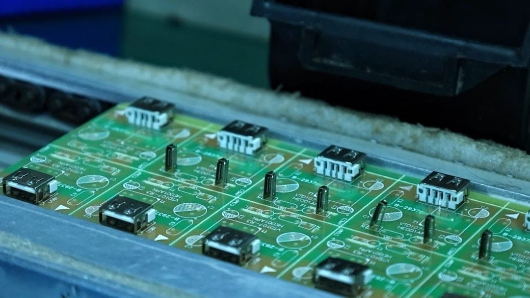 Primer plano de una placa de circuito de sensor IoT mostrando el microcontrolador y los componentes del módem celular que implementan los mecanismos de seguridad EN 18031-1