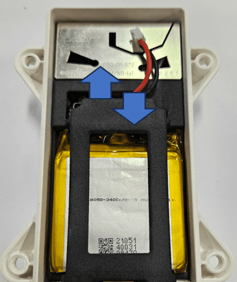 Releasing the battery clip