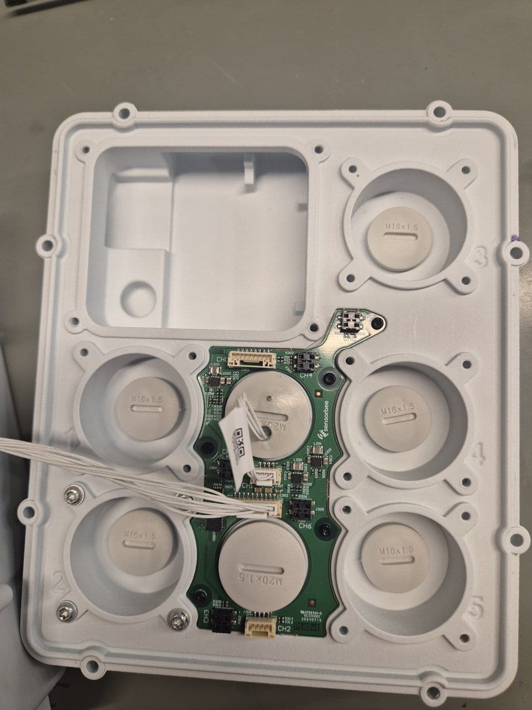 Empty particle sensor slot in the lid