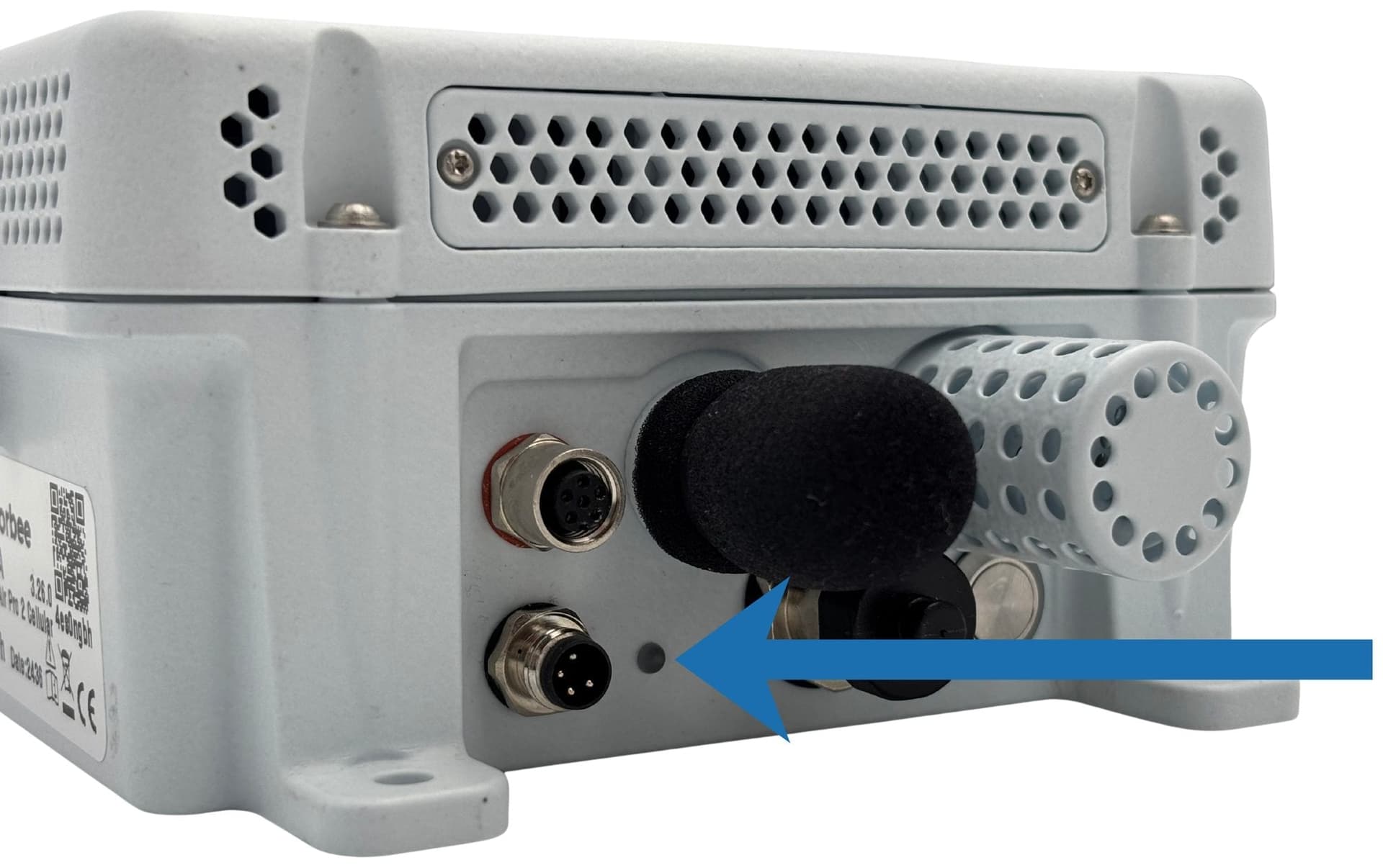 Blue arrow indicating the status LED on the connector panel of the Sensorbee Air Pro 2