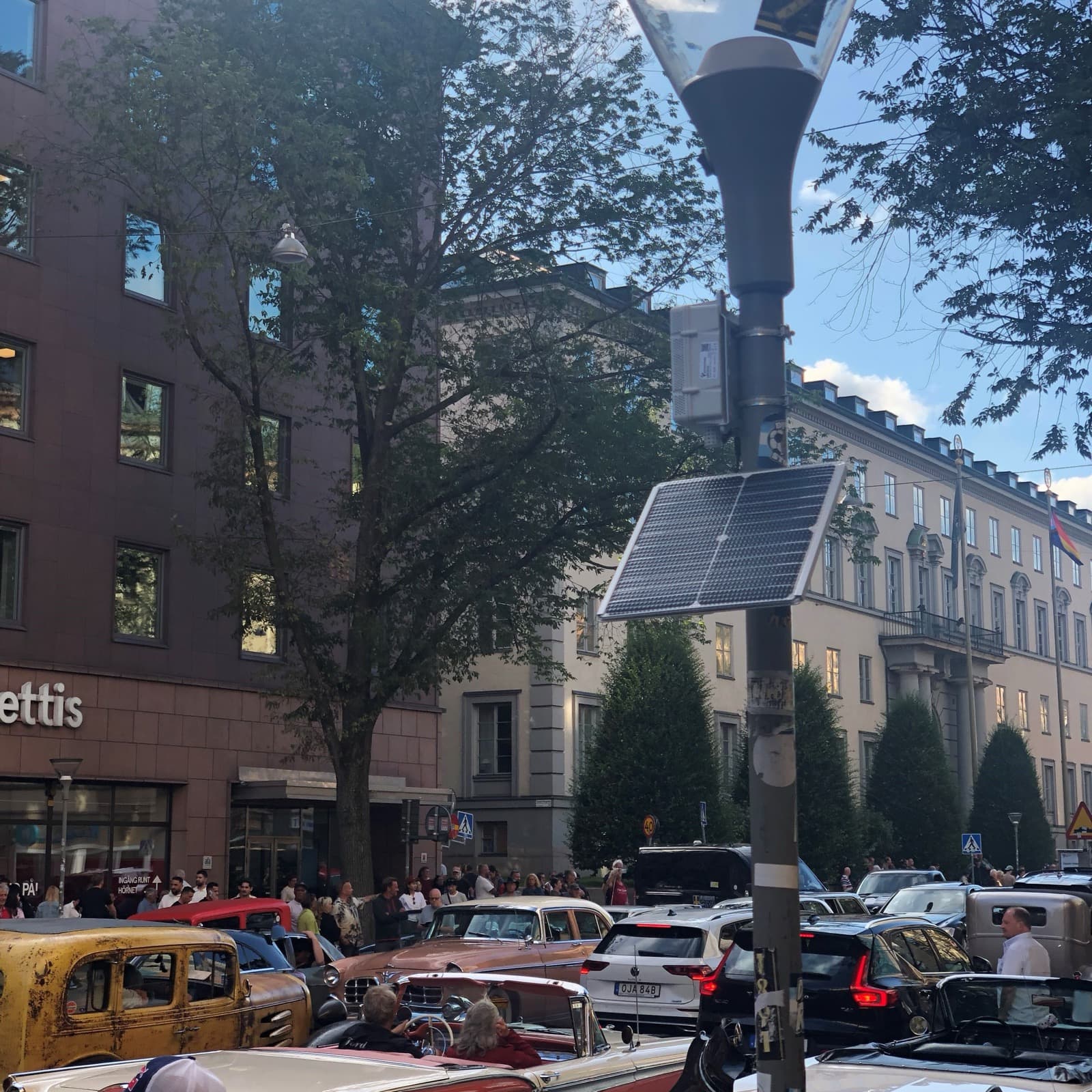 Solar-powered Sensorbee Air Pro 2 mounted on a lamppost above the classic car cruise on Sveavägen, Stockholm